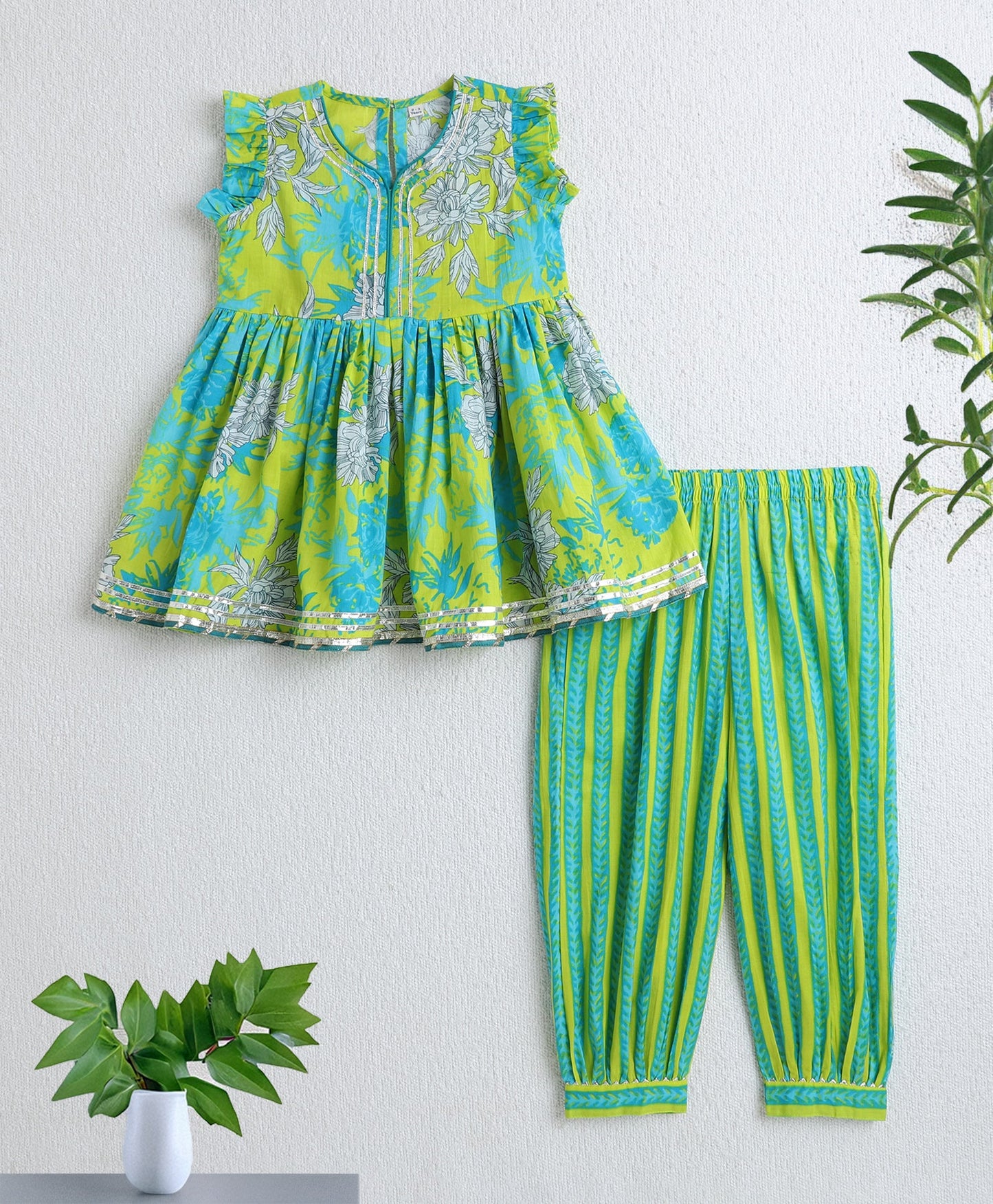 The Magic Wand Cotton Woven Sleeveless Floral Printed Kurti with Balloon Pant Set- Green