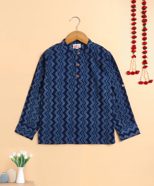 The Magic Wand Cotton Woven Zig Zag Printed Full Sleeves Short Kurta - Navy Blue
