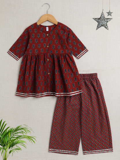 Half Sleeves Floral Print Kurta Set with Lace- Maroon