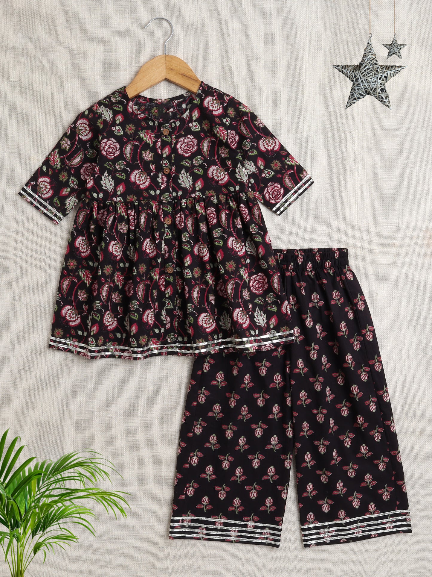 Half Sleeves Floral Print Kurta Set with Lace- Black
