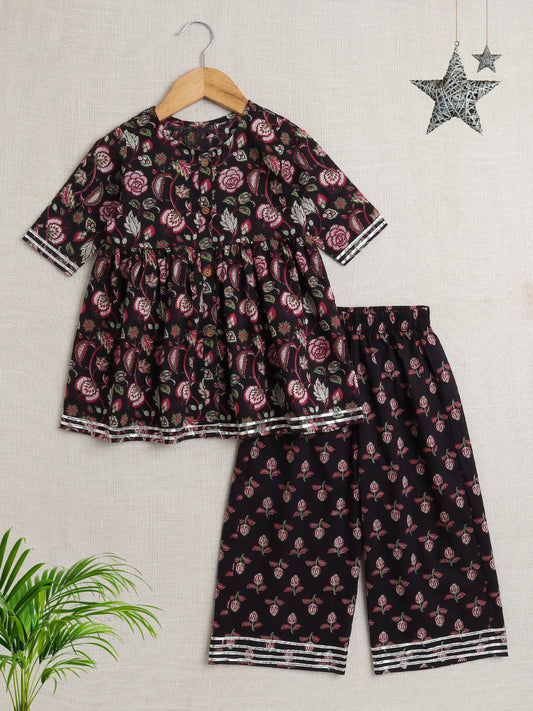 Half Sleeves Floral Print Kurta Set with Lace- Black