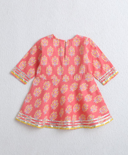 The Magic Wand Cotton Woven Three Fourth Sleeves Floral Printed Kurti with Bottom Set- Peach