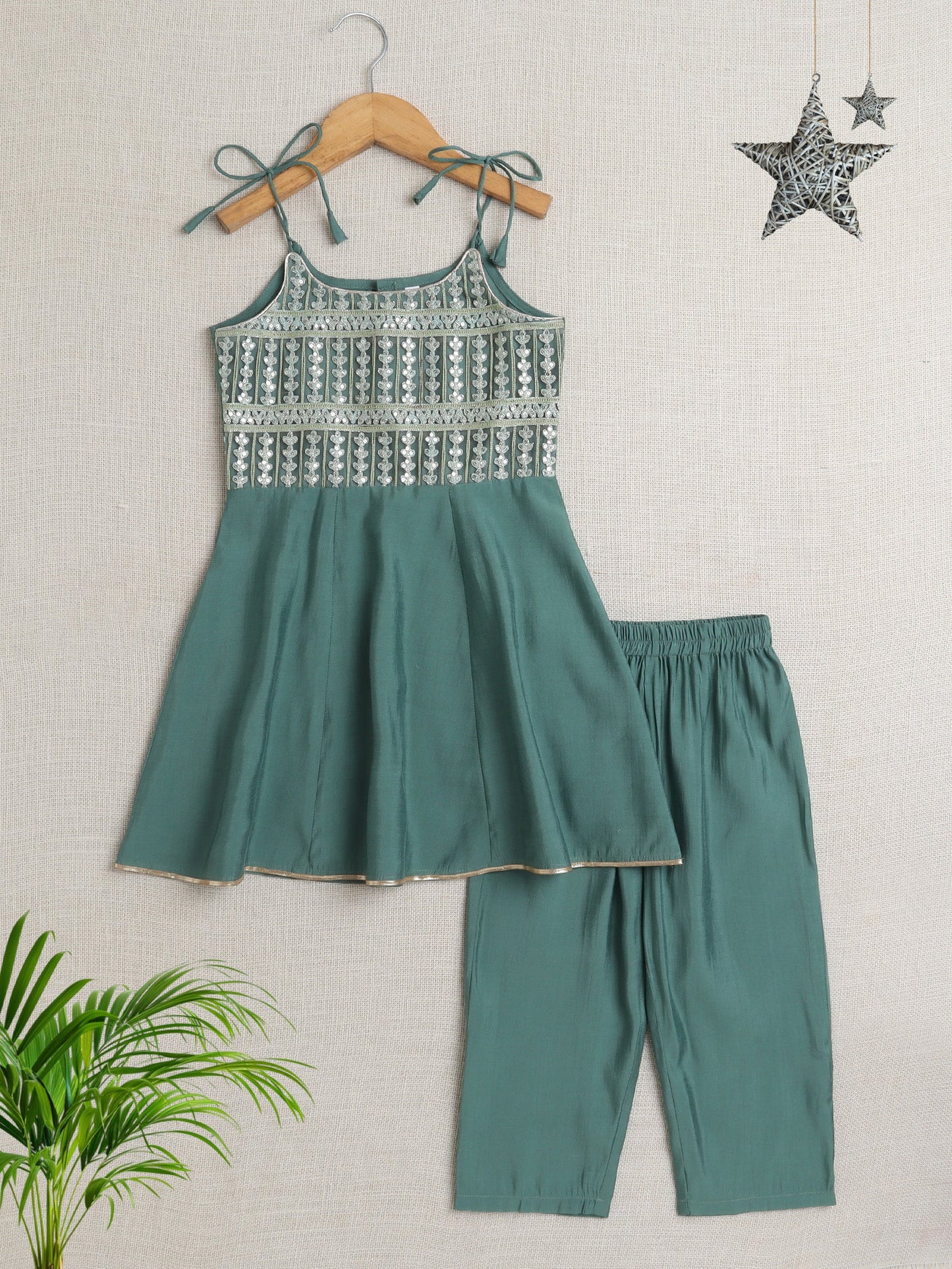 Sleeveless Lace Embellished Kurta Salwar Set- Green