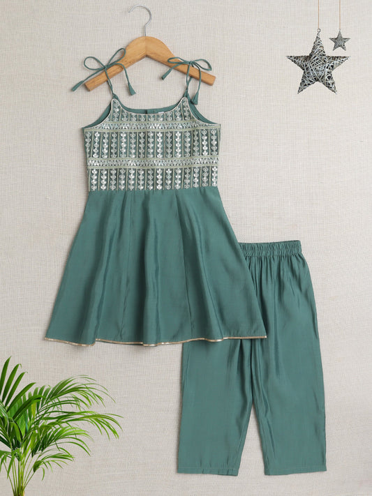 Sleeveless Lace Embellished Kurta Salwar Set- Green